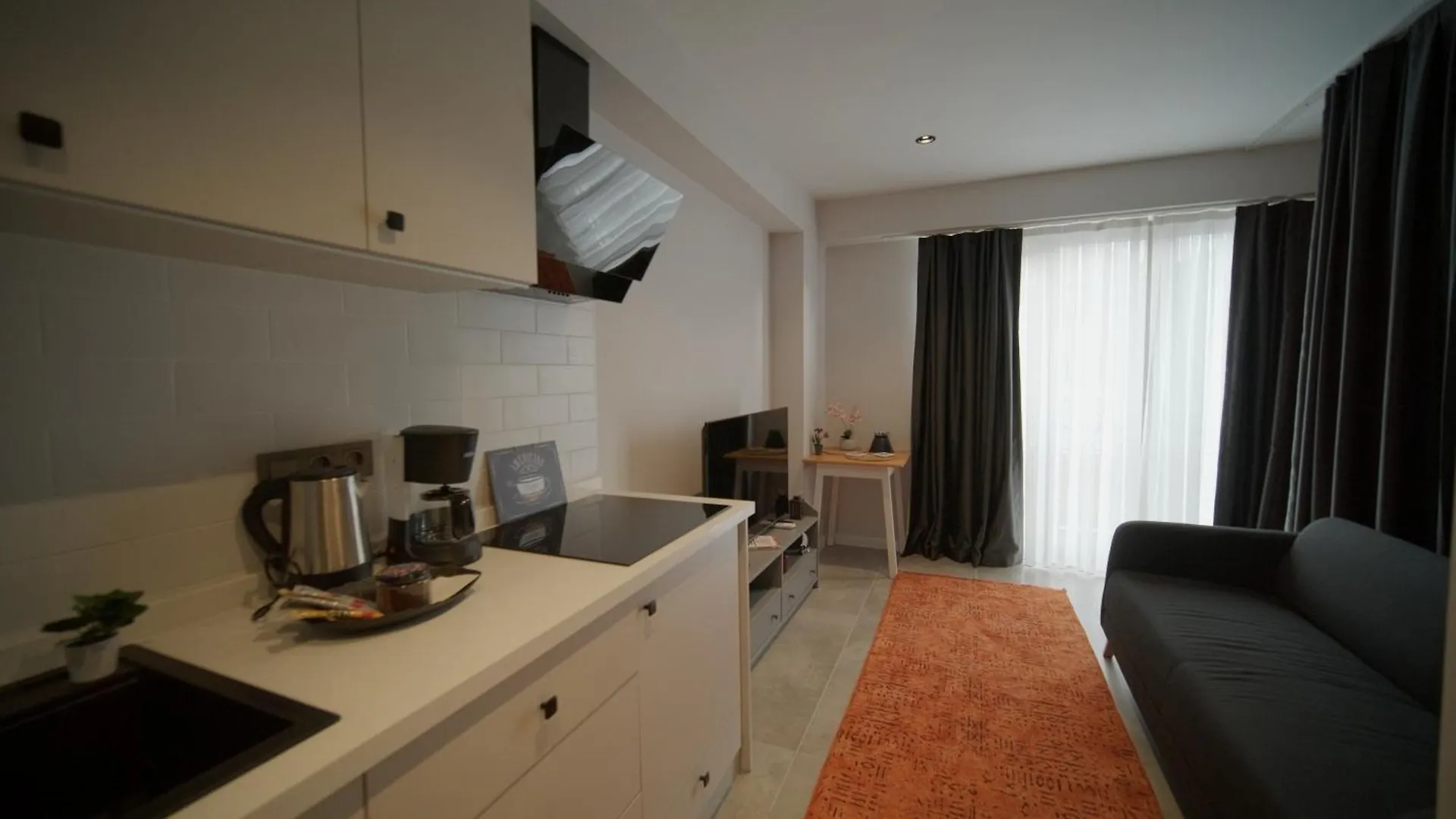 הקונטקטים של Kadikoey Warm House
